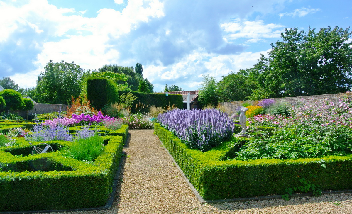 Klassieke Engelse Cottage Tuin met Vietnamese blauwstenen vloer