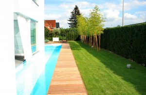 Villa tuin met moderne (water) elementen en strakke lijnen